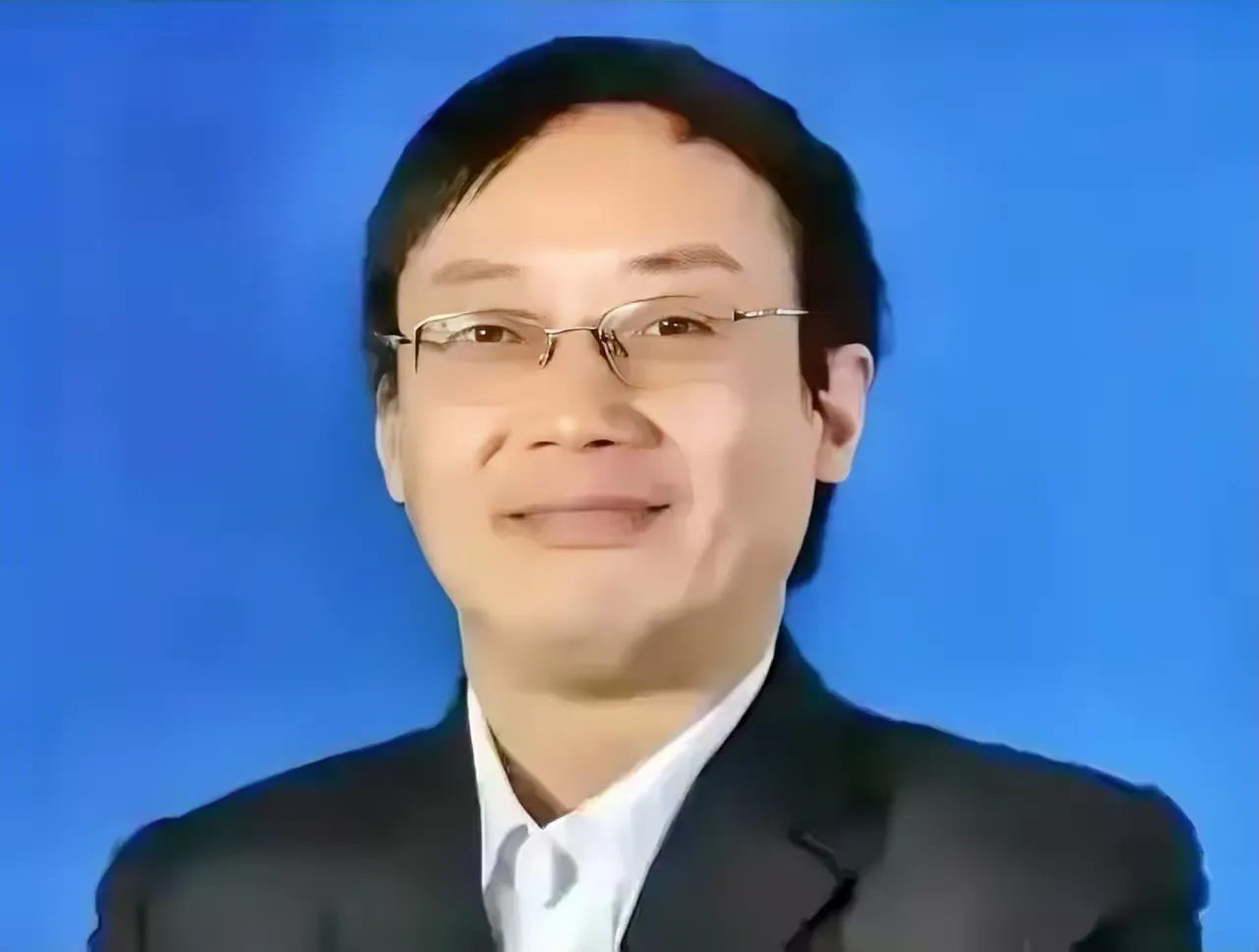 汤家凤对英语的主科地位的观点引来大量争议，尤其胡锡进亲自下场还骂蠢货两字！对此，汤家凤义正言辞，公开向胡锡进发出公开直播辩论挑战，我是坚决支持汤家凤老师的观点的，当然了我对胡锡进早有定论，不值得再骂它了！
实事求是讲，英语，就只是一个工具，它确实没有那么大的能量，要是英语真的如胡锡进所言，那么印度以
