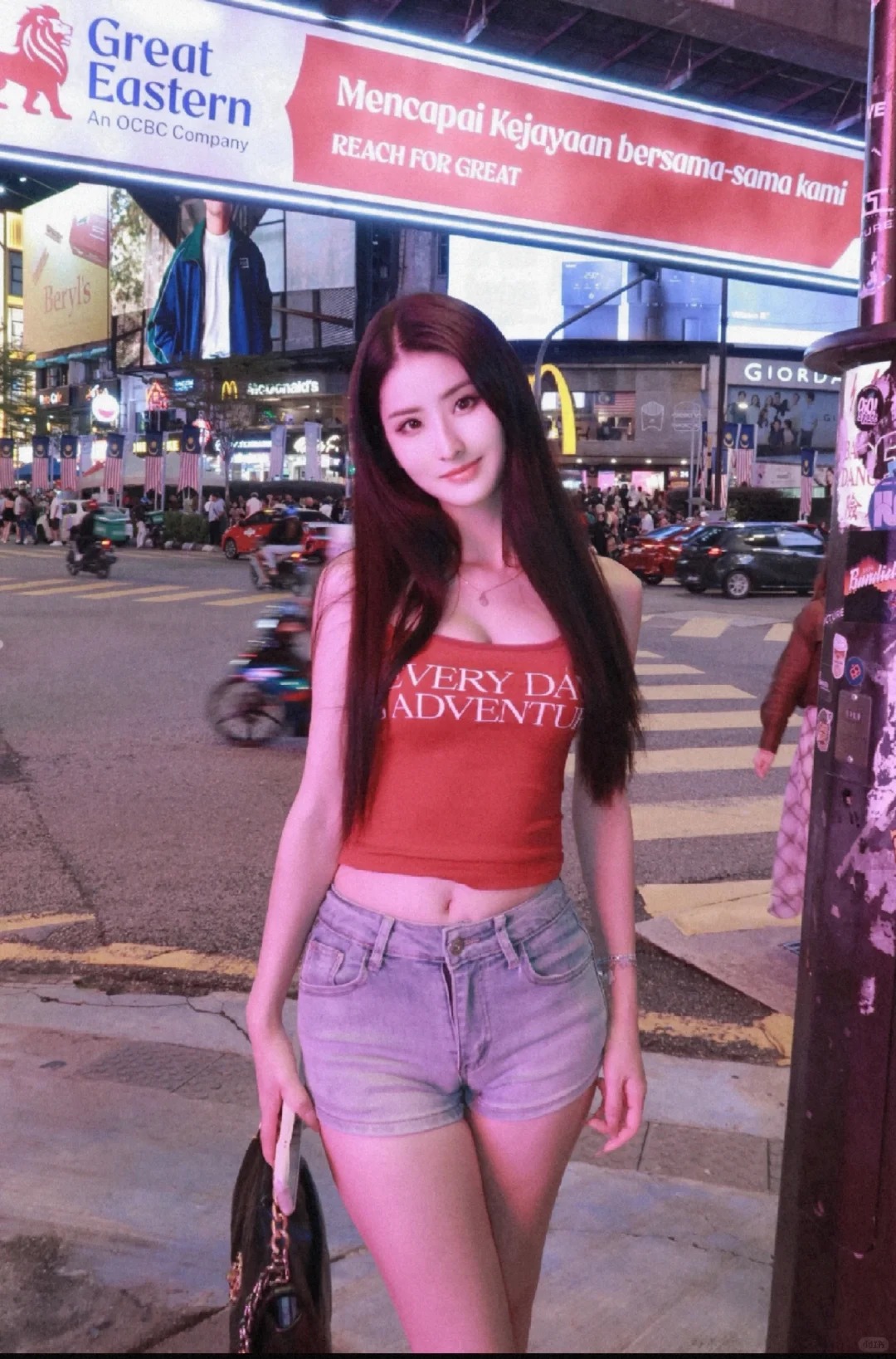 九头身魔鬼身材的模特小姐姐，腕骨小巧却不纤细，凸起的弧度像串在一起的细...