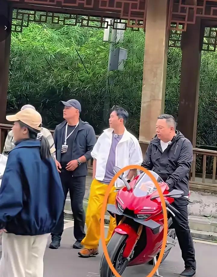 谁能想到当年那个连车队都进不去、四处碰壁的穷小子张雪，不仅自己造摩托车杀出了重围，如今还把当年管他饭的师父给“带飞”了。
很多人刷到张雪机车，才知道他背后站着个叫“牙哥”的狠角色张继星。
牙哥可不是什么普通玩车的大叔，人家当年实打实拿过14次全国越野摩托锦标赛的冠军，算得上国内最早一批玩命跑泥地
