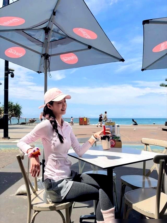 国庆假期，冯琳发了张双人影子照，一句话没说。

底下评论区一看就明白了，这是在官宣恋情。男方是北大毕业的。

其实早在7月6日，冯琳刚端上东方卫视“铁饭碗”入职那天，她就晒过俩人的搞怪合照，只是当时没明说。

这次正式公开，评论里清一色都在夸郎才女貌。

连个说她恋爱脑的人都没有。