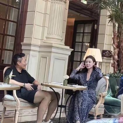 汪小菲和老婆马筱梅，在法国巴黎被偶遇，夫妻俩在街边店门口闲坐，享受难得独处时光，聊得非常开心！
发现自从生了儿子吉辰后，两人感情是越来越好了，他们的装扮非常休闲舒适，小菲身材和状态依然不错，没有一点中年男人油腻感，看不出来与筱梅有11岁的年龄差。有一点疑惑，以前筱梅出门基本都是穿短裙显身材，再搭配价