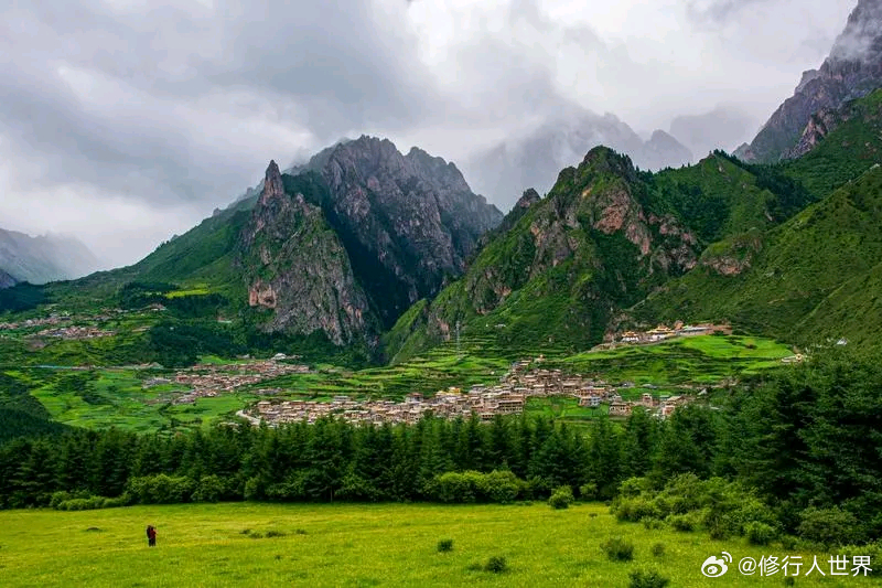 有个女士说：“我不修了，修行要做最好的自己太累了，我要活在当下，想哭就哭，想笑就笑。我要做会慌会乱的自己，不再拿一套修行的标准去框住自己，该焦虑就焦虑，该放不下就放不下，顺其自然。”我回复：看到你堕落到世俗化的随性状态，佛菩萨都会落泪。把“我执”当成顺其自然。顺其自然意思是“顺道之本然”，是顺道，可不是顺你自己之妄心。活在当下是活在清净觉性，你那个活在当下是活在迷途。说实在的，顺其自然、活在当下是很高的菩萨境界，可不是初学者能做到的。世人常常把放纵习气、随顺情识的随心自在，错认成顺其自然、活在当下。殊不知真正的顺其自然是顺乎大道本然之理，活在当下是安住清净觉性，二者属于修证上来之后的境界，绝非顺着妄心贪嗔取舍的随性放逸。想哭就哭、想笑就笑，顺着情绪任意而起，是随顺无始以来的妄念习气，是被六尘、七情牵着走。这个“自己”，是带着我见、我爱、我慢的妄识之我，也就是我执的现行。而修行路上所说成就之后的自在，同样可以哭、可以笑，但哭不为贪着伤感，笑不生执取喜乐，对境而不被境转，起念而不住于念...