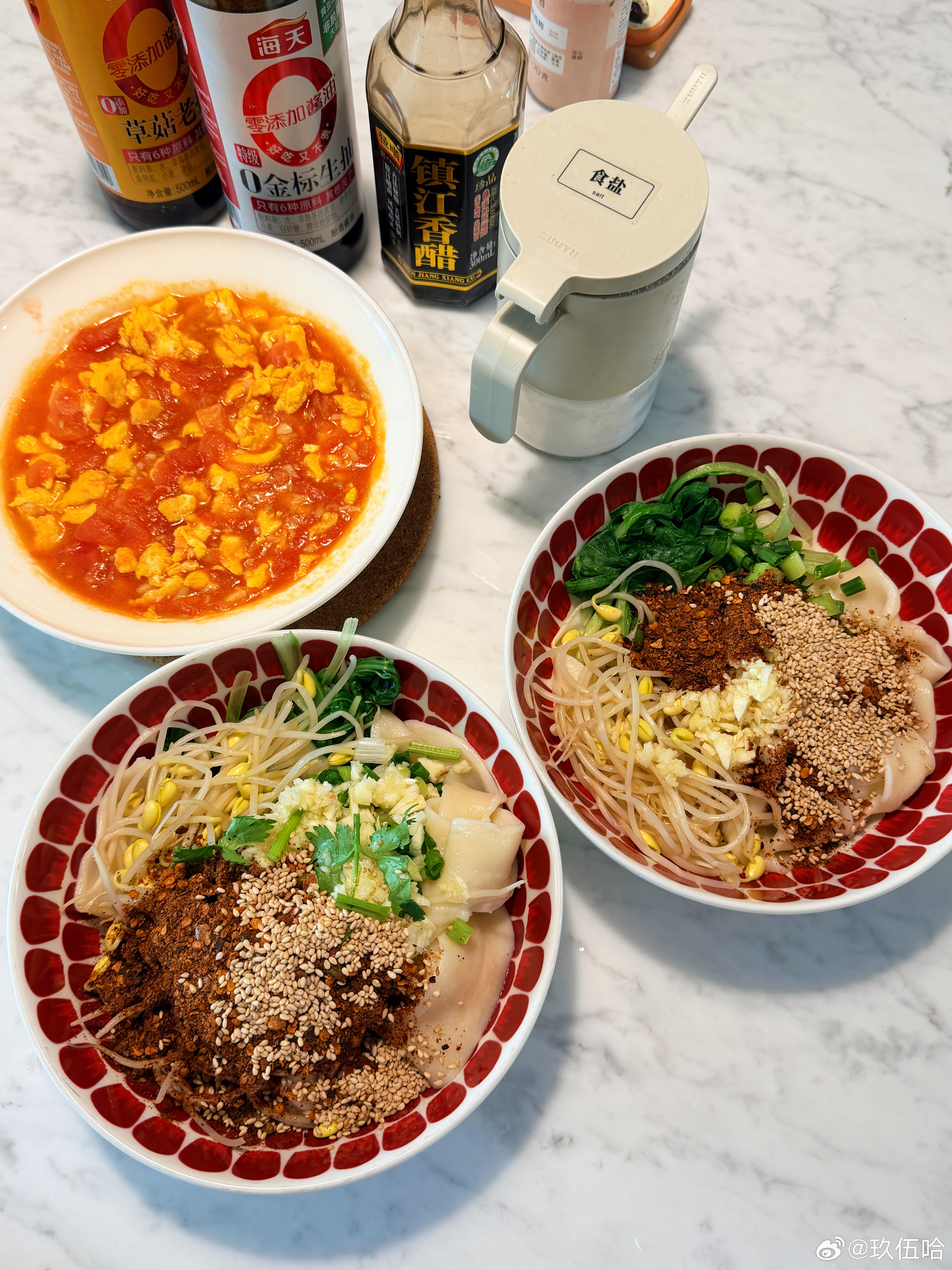 二合一油泼面！！家庭版成功我打了个下手，参与进来感觉面都更香了参考网上的教程，别人短短的一分钟视频，其实揉面醒面做了快两小时很好吃，非常满足（近期吃的比较随心所欲[流鼻血]但体重也很稳定，就先这么招吧） ​​​