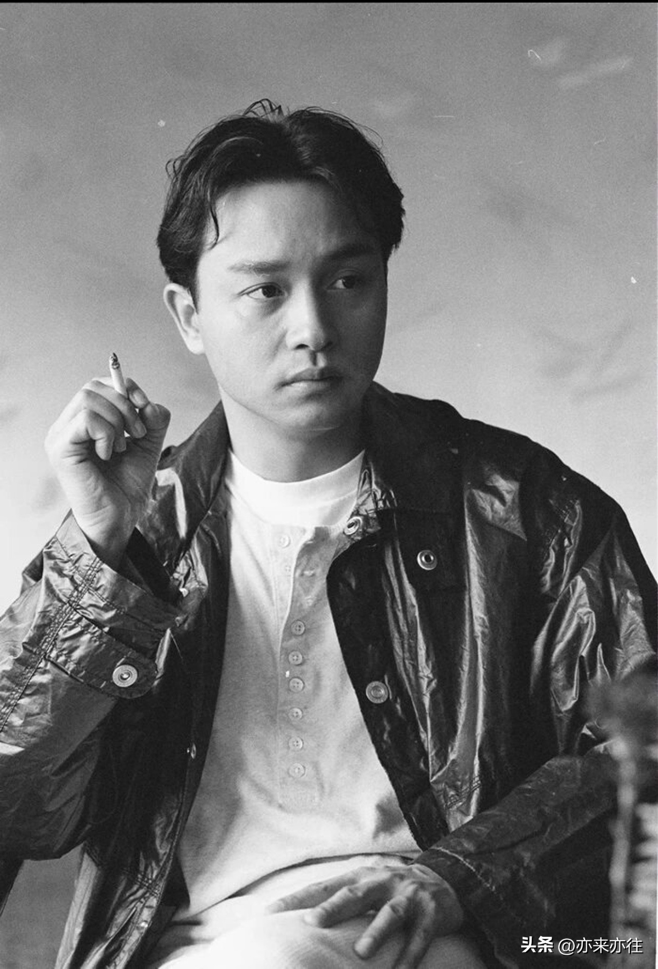 老照片欣赏：   这几张珍贵的照片摄于1993年第46届戛纳电影节，宣传《霸王别姬》期间，张国荣接受媒体采访间隙，由摄影师周雁鸣为他拍摄的一组照片。

时年37岁的张国荣凭借程蝶衣一角入围戛纳最佳男演员提名，但最终以一票之差惜败，没有拿下戛纳最佳男主角。

本来信心满满，满怀希望的张国荣结果以一票之