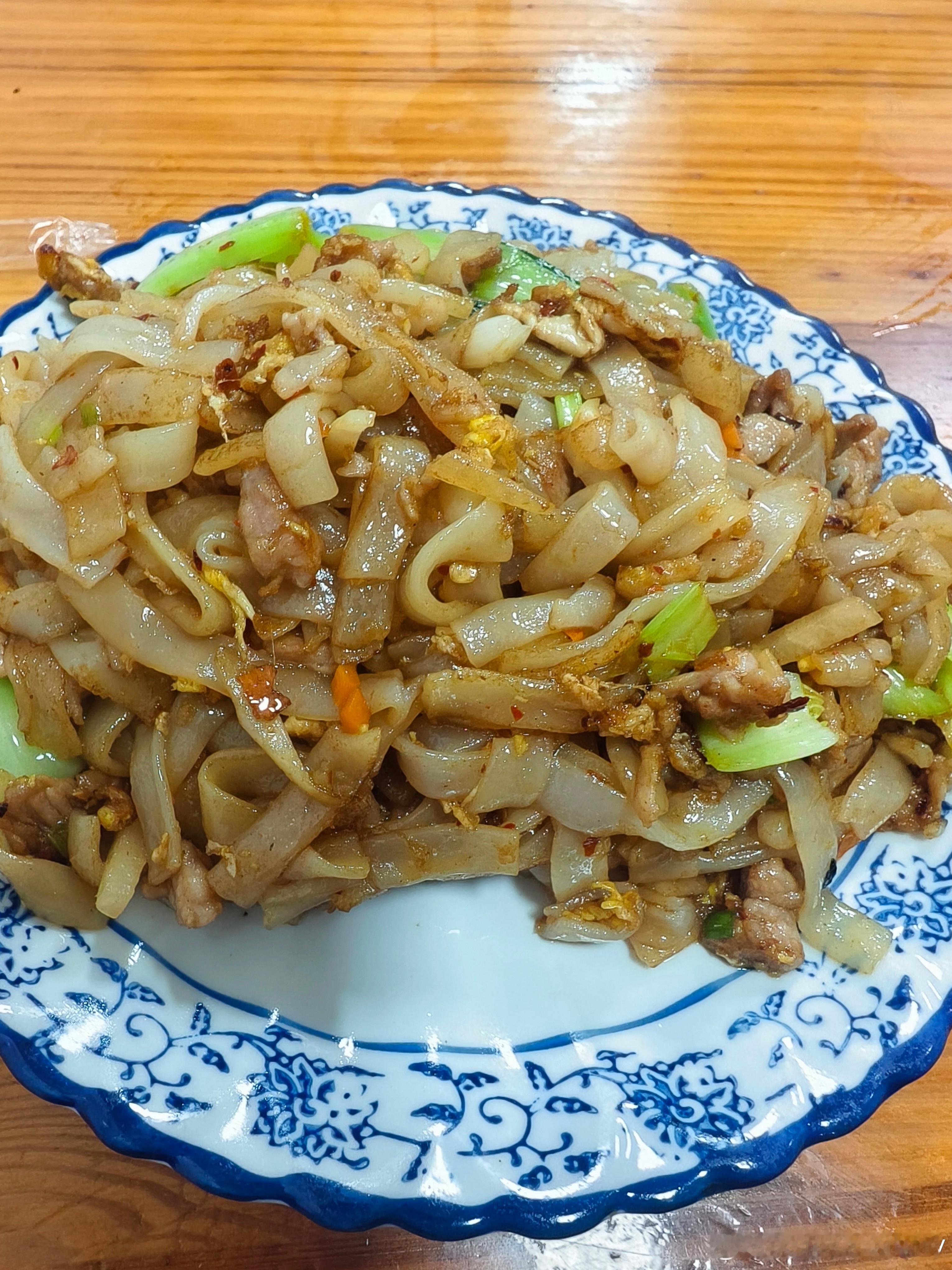 #生活手记# 时间总是让人猝不及防，计划是再上班两个月就休假啦！前几天刚刷完《人民的名义》，总共52集，昨天去电影院看了《欢迎来龙餐馆》，现在又在看综艺《典籍里的中国》了。最近总是想看一些正剧，只是感叹自己的文化水平有限，涉猎不够广泛，我想，人要学的东西真的很多。1号boss前两天说让我学 ​