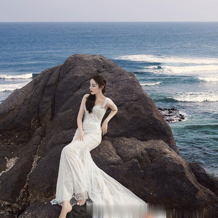 品牌分享迪麗熱巴廣告造型 化身仙氣十足的人魚公主漫步海邊-圖2