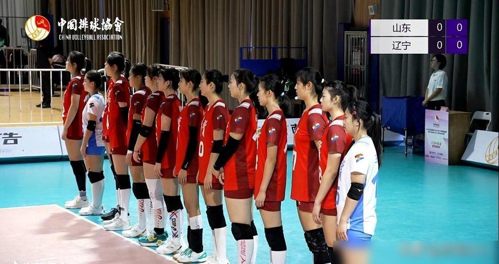 山东青年女排首战直接把辽宁队打崩了，3:0，一点面子没留。
孙虹云、司静雨往网前一站，那高度就是欺负人。上一届三大球冠军的底子还在，身体厚度摆那儿，辽宁队根本扣不过去。
但说实话，副攻和自由人还是有点飘，有几个球接得磕磕绊绊，靠主攻硬砸才没丢分。
今天下午三点打河北，这才是照妖镜。卫冕冠军的成