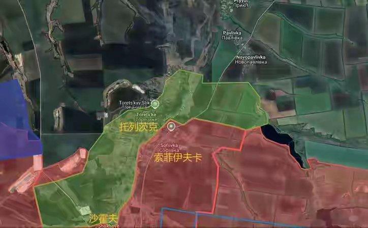 乌军猛攻红利曼，日籍志愿者也现身俄乌战场，普京这次还能守住吗
红利曼这块地方又开始让俄军头疼了，俄军前几个月不断往城里和两翼渗透，眼看已经摸进部分城区，乌军却没照着剧本往后退，反倒把北部、中部的渗透人员清了出去，西北侧还持续反击。
更有意思的是，俄军连无人机部队都开始往这里补，战场 ​
