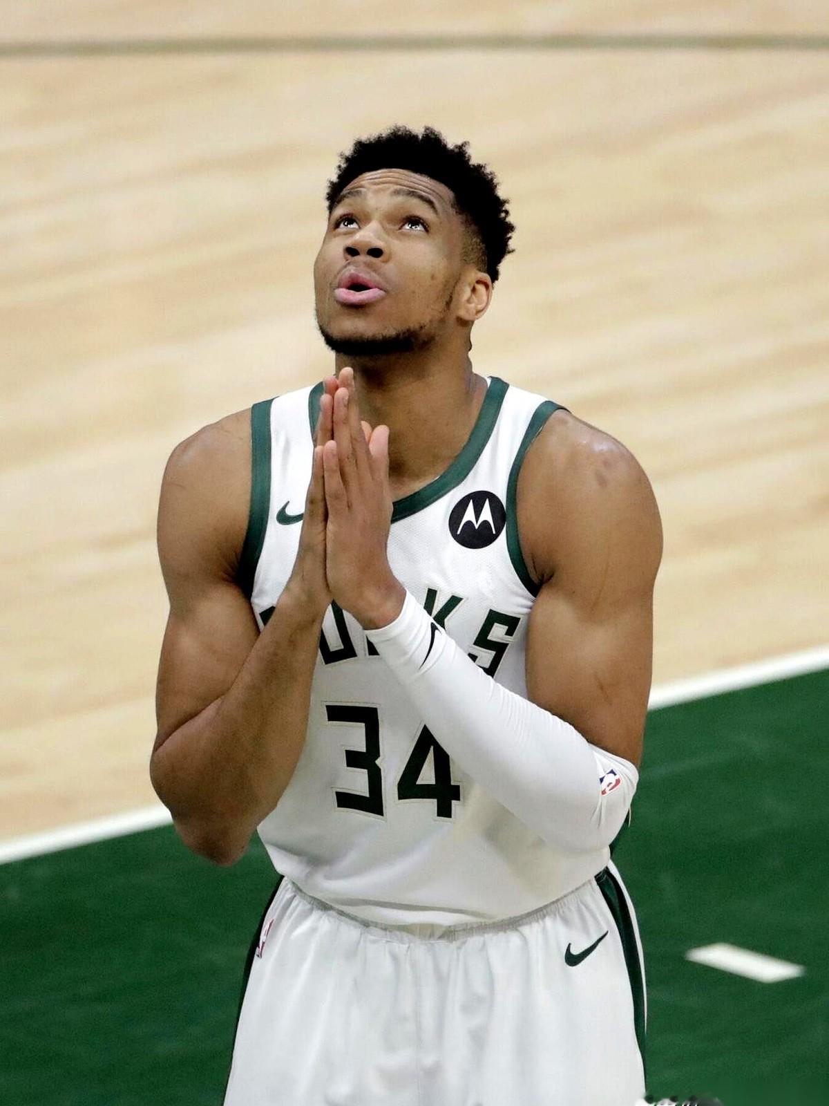 谁能把如今在NBA横着走的约基奇逼出一身冷汗？
真要想在这个重达两百多斤的塞尔维亚巨汉头上动土，翻遍全联盟的录像带，也就只有这五个人能砸出点响动。
第一张牌，是字母哥的“蛮子冲锋”。
两代MVP撞在一起，根本不需要什么复杂的战术手势。2021年那场火星撞地球的淘汰局里，字母哥直接把球抱在怀里，像一辆