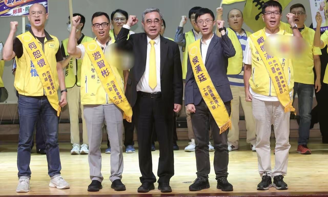 重磅发声！新党亮出明确立场：接受解放军防卫台湾，力推条件下和平统一
 
台海局势风云变幻，岛内的声音正在发生值得关注的变化。新党公开发表硬气主张，抛出一套完整的统一构想，直接把两岸未来的发展路径摆在台面上，瞬间引发两岸舆论的广泛热议。
 
新党正式对外宣告，愿意接受在特定条件之下实现和平统一，台湾回