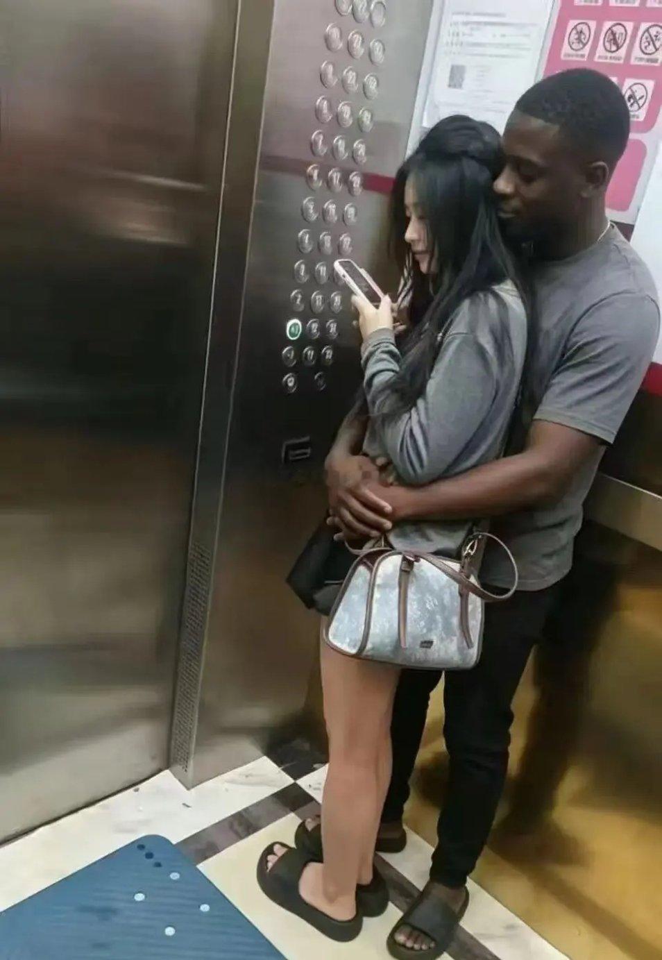 #中国女子在英国被印度男友杀害#
所以说，那些和黑人谈恋爱的姑娘们到底图啥？ ​