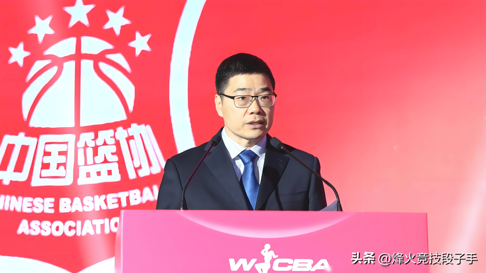 87比78，中国男篮差点让沙特掀翻，这球看得人后背发凉。
以前打沙特，赢88分跟玩似的，现在被逼到最后一节才喘口气。对面那个归化后卫，密歇根大学出来的，发展联盟、西班牙联赛都混过，拿沙特护照才多久，第三节单节就干咱们10分。突破急停三分，样样致命，场均27分。
说白了，沙特靠归化把短板焊死了。咱