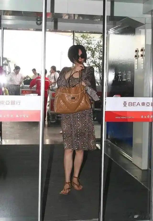 王菲又带火了“松弛感”穿搭：碎花裙+凉鞋，完全没有大妈味 ​