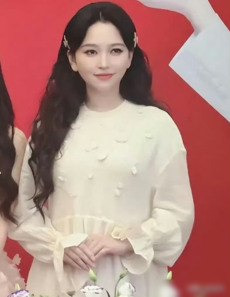 45岁金莎挺着肚子走活动，旁边小老公全程扶着腰，结果她一张嘴全给否了。
6月25日上节目，金莎直接说没怀，就是吃多了。她说自己易胖体质，肉专往腰上长，加上最近作息乱，整个人浮肿得厉害。之前4月底也辟过一次，说马上要拍婚纱照，所谓孕相是频繁飞国内外倒时差倒出来的。
孙丞潇倒是配合，每次出镜都小心翼