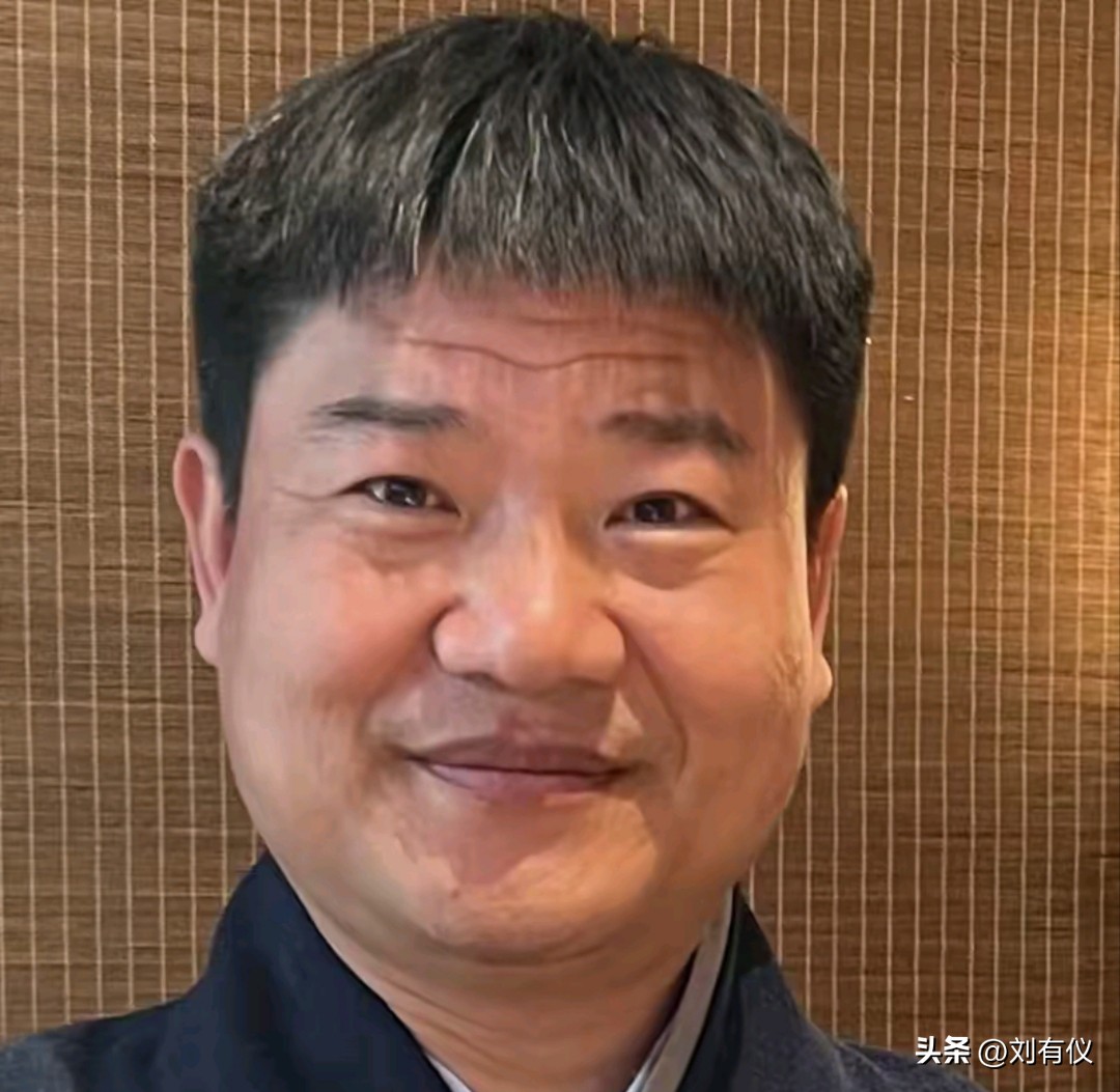 反诈老陈找到了个新工作，月薪在15,000左右，这把老陈可激动坏了，又在网上大声的喊，说我找到了工作。
这是生怕他那些黑粉不知道他有这好事儿。这就是告诉那些黑粉，我有了新工作，我有好事，你们来举报我吧。
网络是个双刃剑，弄不好就伤了自己。
就比如刘翔。前几天因为工作的事儿跟体育局置气，把自己这点私事