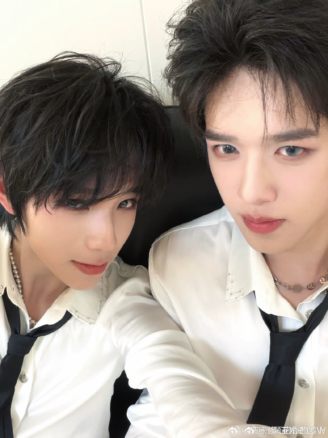 王橹杰和官俊臣自拍合照🤳，怎么样[流鼻血] ​