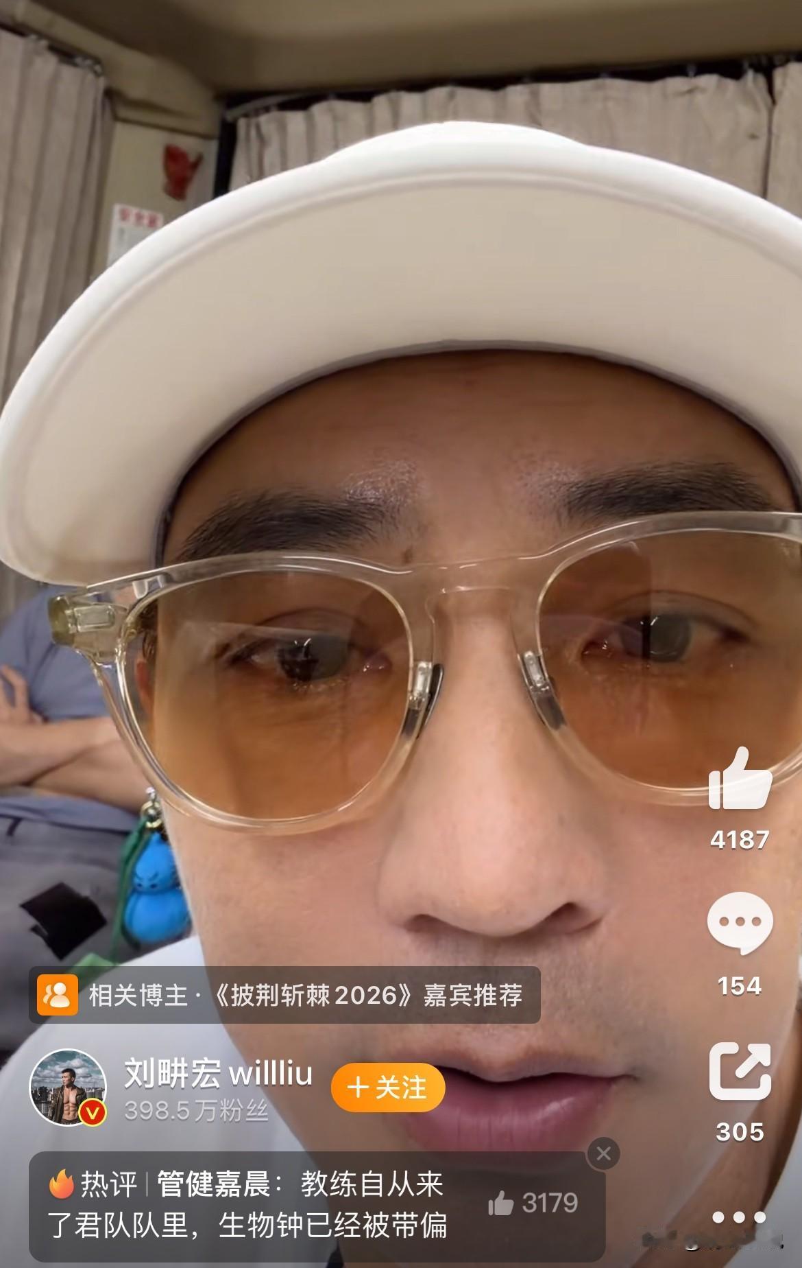 凌晨四点还在排练室死磕，刘畊宏都忍不住发文说了。王传君这队长，当得是真狠。
选曲环节三轮拿下26分，全场第一。就为了一首《默》，他把刘畊宏、米卡、满江从清晨带到凌晨，一遍遍打磨演唱和表演细节。有人觉得他过于认真，可别忘了，这人以前是出了名的文艺又内向。
剪了短发，收了沧桑，从初舞台就透着一股社恐