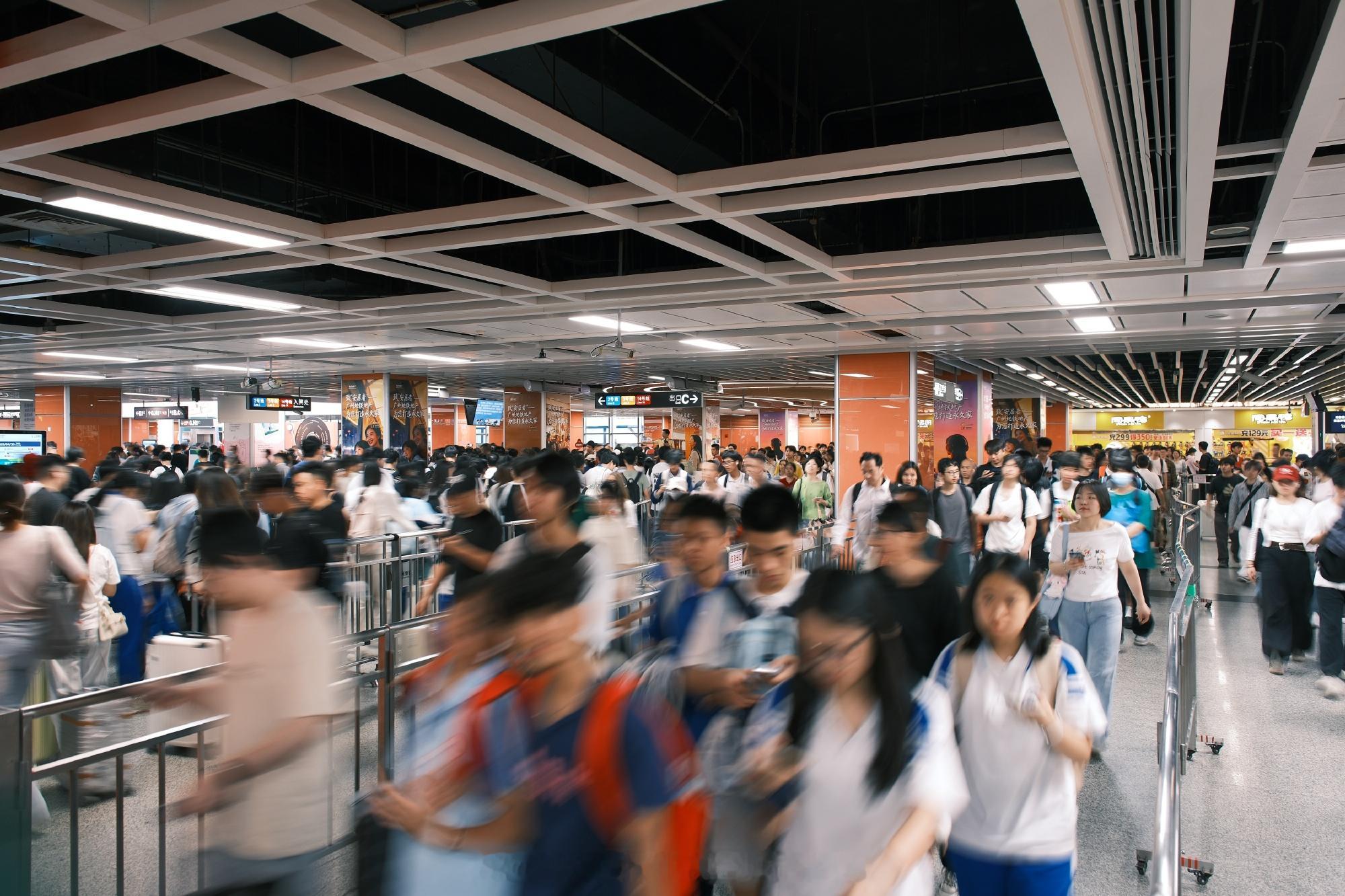【五一假期返程高峰将至，广州地铁多条线路延时运营→】广东城市之声记者从...