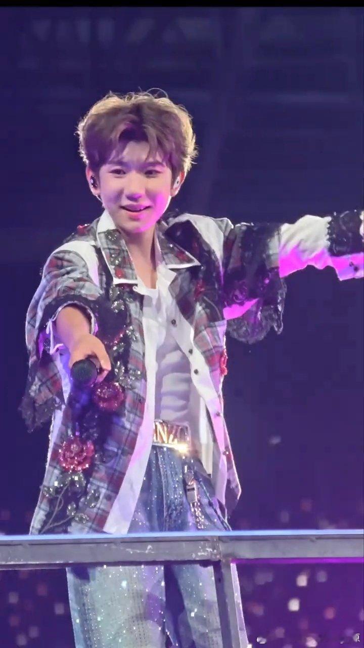 #王源[超话]##王源宇宙超级无敌大大狂欢巡演# 因为我们是彼此的力量​