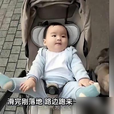马筱梅晒出7个月大儿子玩滑梯，评论区炸了：这眉眼，活脱脱一个小张兰。
网友还在猜她产后怎么恢复这么快，她转头就开播澄清：汪小菲带辣妹打球？那辣妹是我。
换了运动装，戴个帽子，连朋友都没认出来。
再看行程，更吓人。带娃、直播、陪汪小菲飞法国进修，中间还抽空去台北夜市，伸手揽着大S儿子的肩膀逛街。