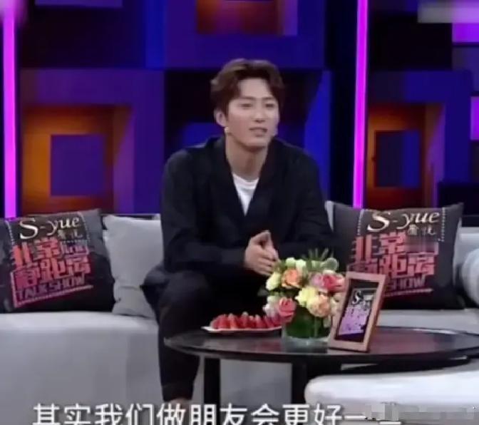 演员窦骁说：“我在加拿大时，有次谈了一个很喜欢的女孩子，我每天送她上下学，感觉光是跟她走在一起，我就很幸福了，但交往了几个月后，她突然有一天跟我说，我们还是分手吧，你是个好人，但我们不合适。谁能想到，赌王千金何超莲的心尖人也有被甩的一天！

那天放学时天色有点暗，窦骁照旧等在女孩的教室门外。她走出来