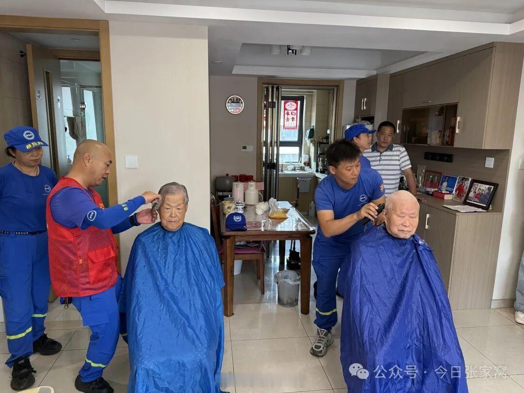 【“三进服务”暖民心丨汀兰苑社区开展上门爱心义剪志愿服务】#工作动态# 为扎实推进基层治理精细化、暖心化，汀兰苑社区落实“三进服务”工作机制，开展爱心义剪志愿服务进家门活动，推动便民服务进社区、进小区、进家庭，切实解决高龄、失能、行动不便老年人生活难题，把优质便民服务下沉一线、直达 ​