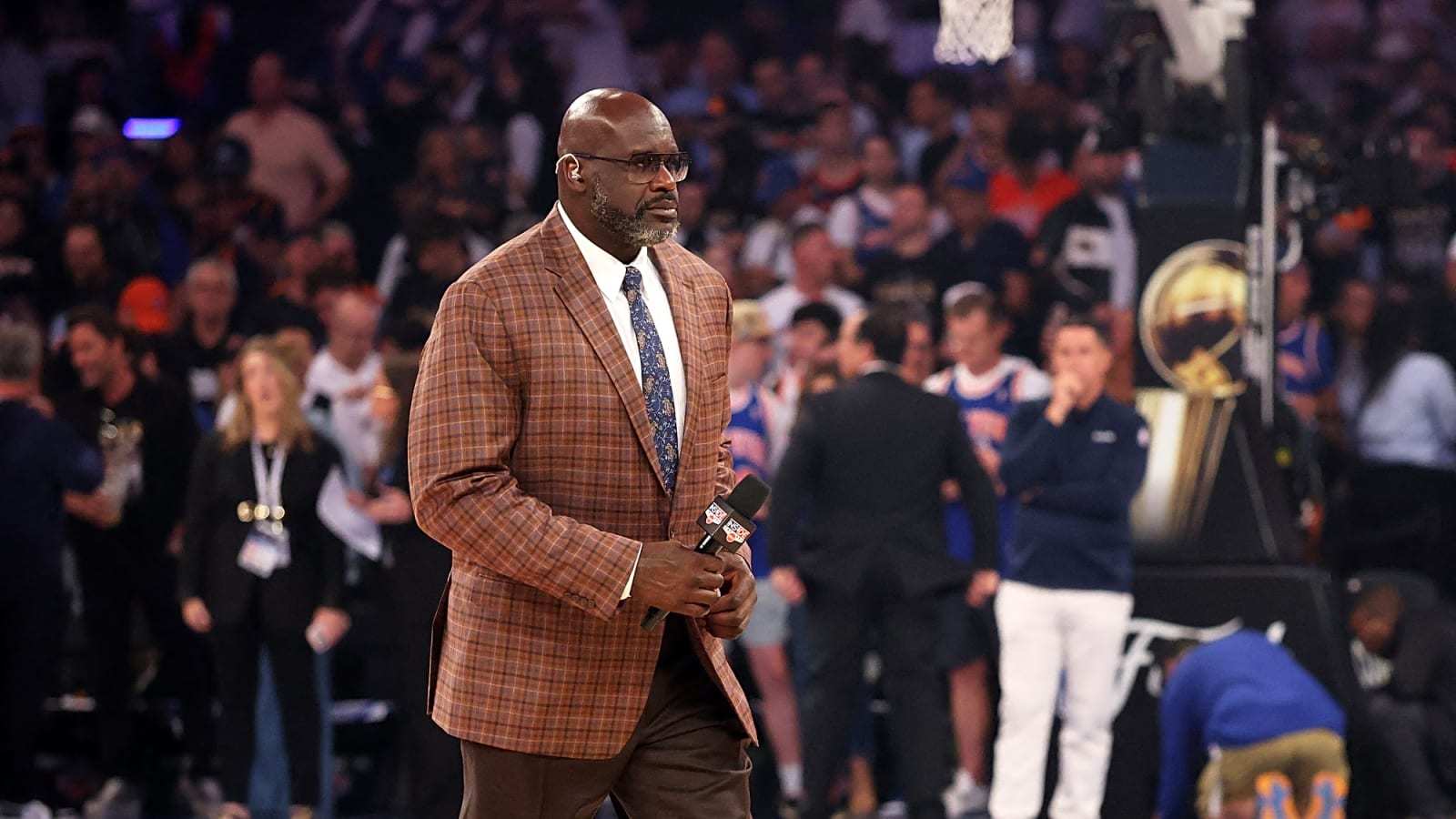 #NBA[超话]#奥尼尔锐评现役中锋：全都是软柿子！唯独认可约基奇、文班亚马

湖人名宿奥尼尔一向对当今联盟的中锋评价严苛。在一档访谈里，被问及是否怀念打球的岁月时，奥尼尔直言并不怀念，称如今的内线都是“软柿子”，还让大家把这句话传播出去。

奥尼尔并非刻意敌视现役中锋，而是希望激励他们打 ​