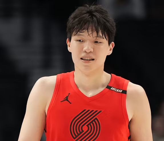 杨瀚森新赛季首秀，机遇与挑战并存
 
万众期待的中国面孔再度亮相NBA赛场，开拓者新赛季常规赛首战大胜太阳，但是属于杨瀚森的登场时间，直到比赛彻底失去悬念的末节才到来。
 
本场开拓者早早建立巨大优势，三节打完手握41分