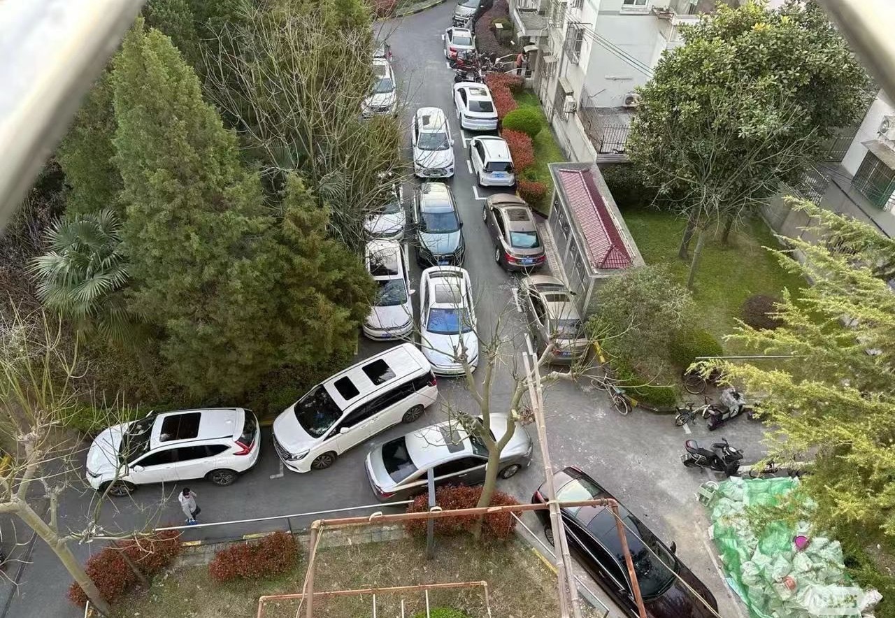 其实六座SUV的尺寸竞赛可以适度收敛，太大的车身会带来很多隐性烦恼。比如城区转向掉头不够灵活，日常停车也十分不便，常规车位难容纳，机械车位更是无法适配。单纯追求大尺寸并不贴合通勤需求，不妨回归实用取向，兼顾灵活好开与停车便捷，才更契合普通家庭用户的用车需求。家用大六座的黄金标准 ​​​