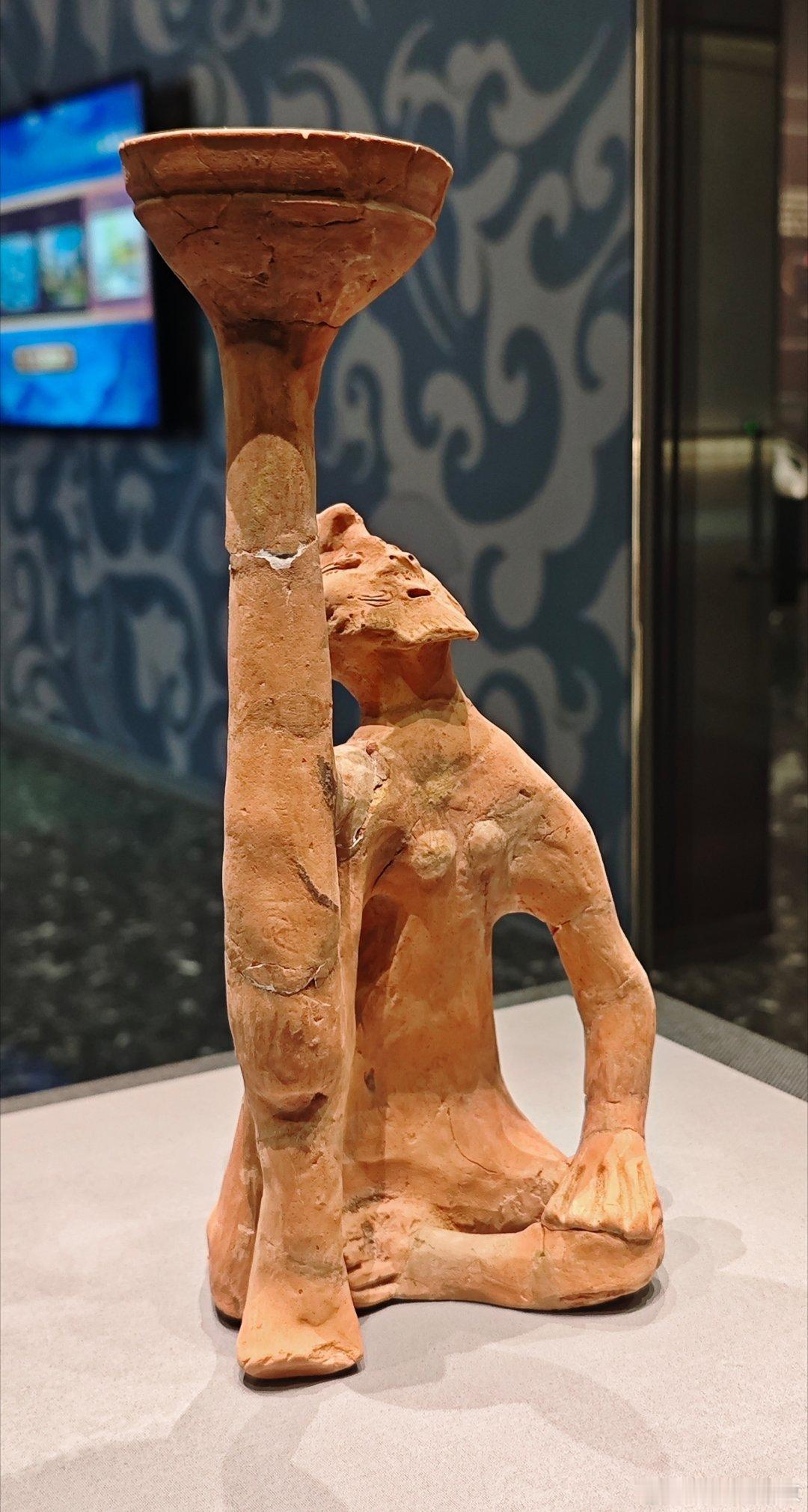 西汉·陶胡人俑座灯时代：西汉（前202-8年）来源：出土于广州市荔湾区...