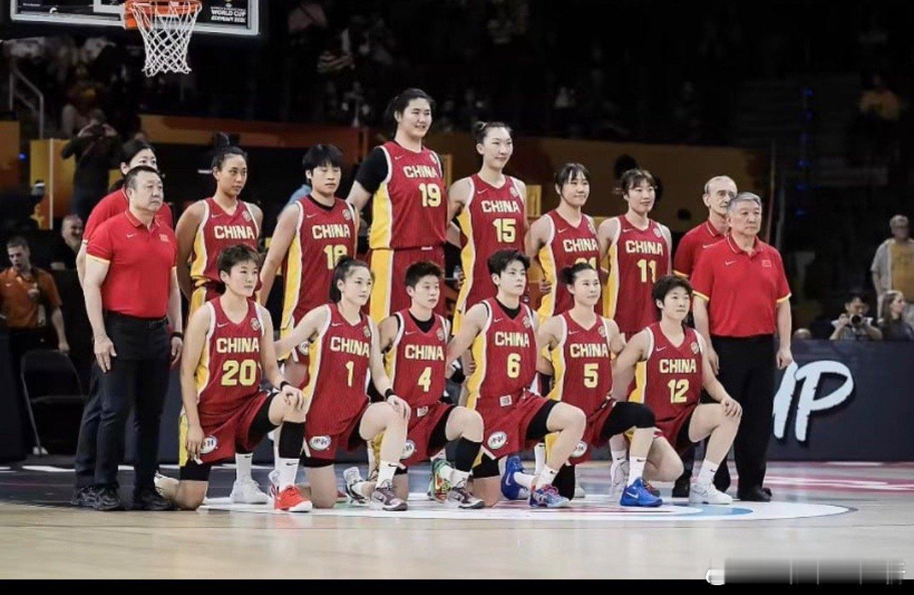 中国女篮vs捷克女篮 中国女篮今晚迎来世界杯小组赛第二战！北京时间9月6日20:30中国女篮 VS 捷克女篮首轮比赛，两队都没能取得胜利。中国女篮61比94不敌美国，捷克则以54比63输给意大利。从世界排名来看，中国女篮目前排名世界第4，捷克排名第17，双方整体实力存在一定差距。虽然李月汝缺席让中国女篮内线实力受到一定影响，但韩旭和张子宇依然具备很强的内线竞争力。首轮面对美国，中国女篮虽然遭遇大比分失利，但这场比赛也积累了宝贵的比赛经验。再看双方历史交锋，中国女篮优势非常明显。此前两队各项赛事交手6次，中国女篮保持全胜。今年3月的世预赛，中国女篮也曾以84比74击败捷克。这场比赛，中国女篮的目标很明确：调整状态，减少失误，争取世界杯首胜。捷克虽然世界排名较低，但球队整体打法比较顽强，中国女篮不能因为排名优势而放松。本场关键看三点：中国女篮能否限制捷克外线投射。韩旭和张子宇能否在内线建立优势。球队能否控制失误，提高进攻效率。从纸面实力和历史交锋来看，中国女篮占据明显优势。期待姑娘们调...