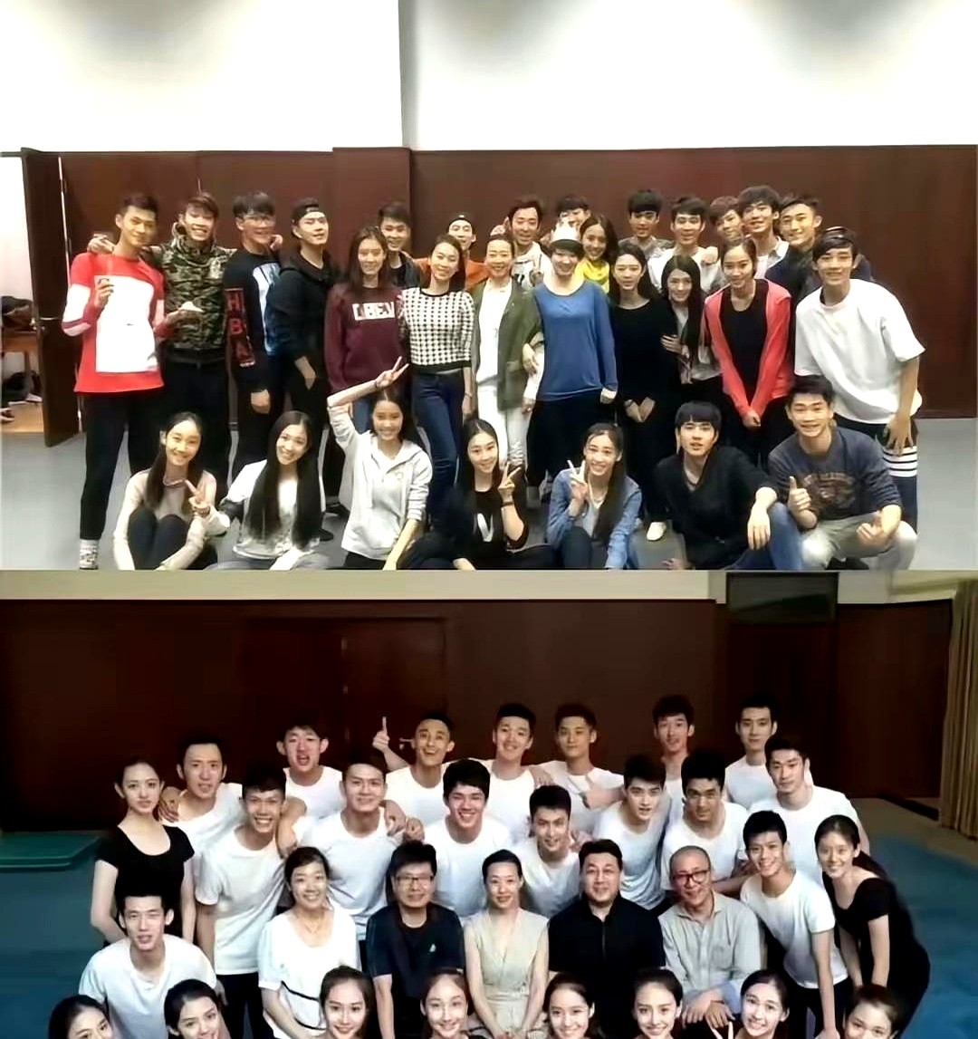 谁能想到，刘昊然、董思成、代露娃和丁笑滢，居然是中戏15级表演班的同班同学。

当年在同一个教室上课，如今进了演艺圈，境遇早就天差地别。网友看透了真相：人红了之后，连脸在大众眼里都变清晰了。班里有人早早出圈，有人还在厚积薄发慢慢熬。

更绝的是，网传代露娃之前在节目里提到那个产生矛盾的朋友，就是同班