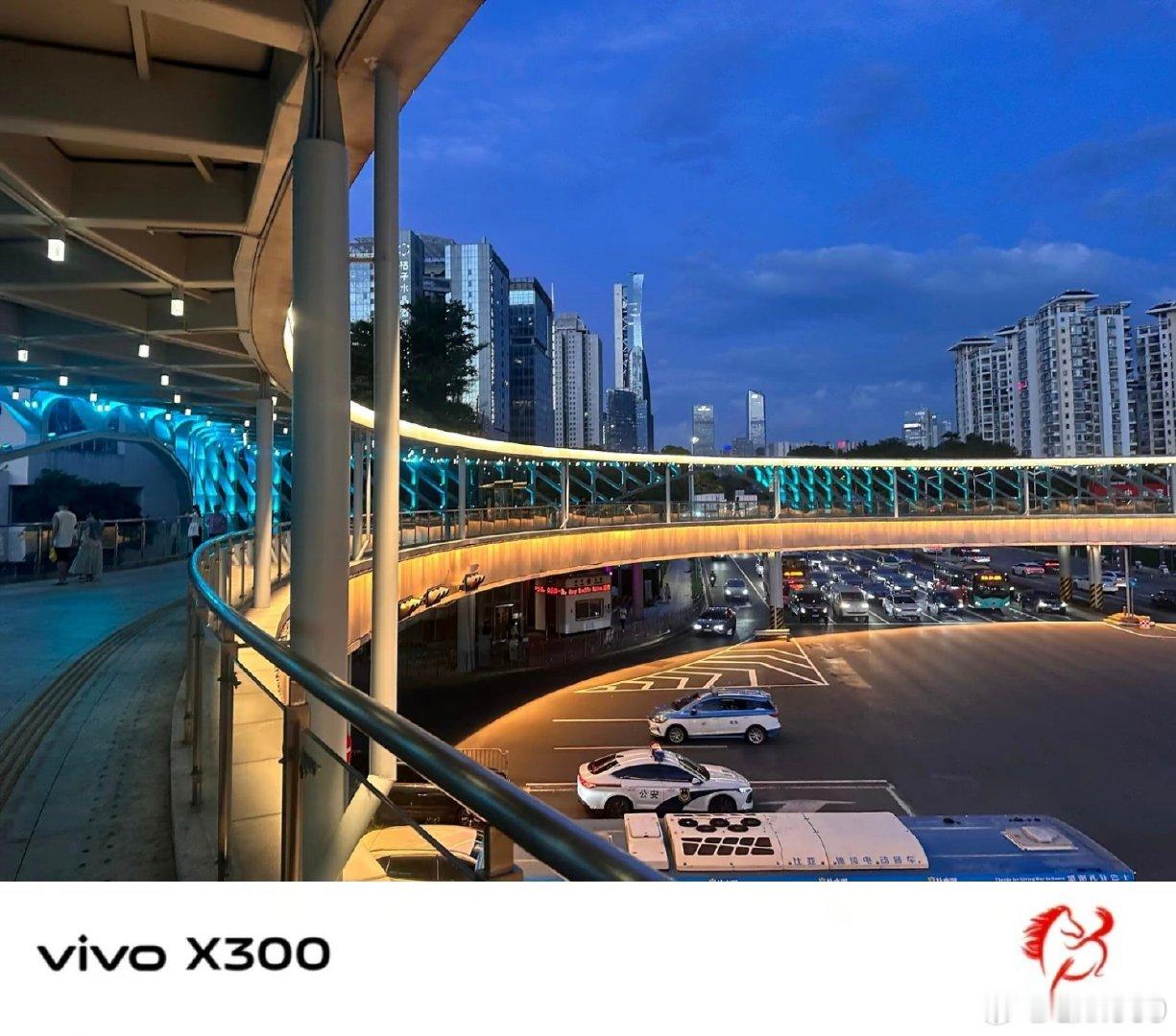 #vivo[超话]##vivo超话# 天桥的灯光慢慢亮起，蓝调时刻的城市高楼错落排布，路上车流穿梭，站在这里静静看着，心里会变得格外平和。 ​