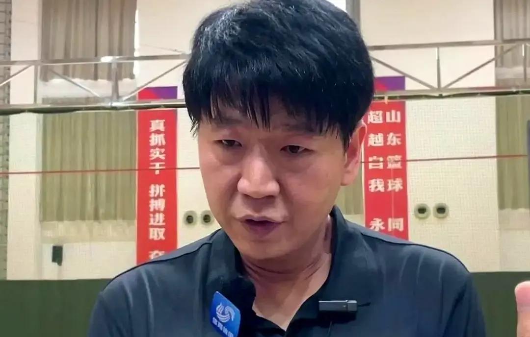 山东男篮后场到底有多缺指挥官，邱彪心里比谁都急，但他愣是把高诗岩已经打全场对抗的事给压住了。
很多球迷看着最近的比赛直叹气，球权倒腾不明白，进攻打着打着就变成个人单干，完全没有章法。
其实高诗岩早就在训练馆里拼得满身大汗了。
昨天下午球队打全场对抗，他不仅全程顶下来，还带着那些平时捞不着出场时