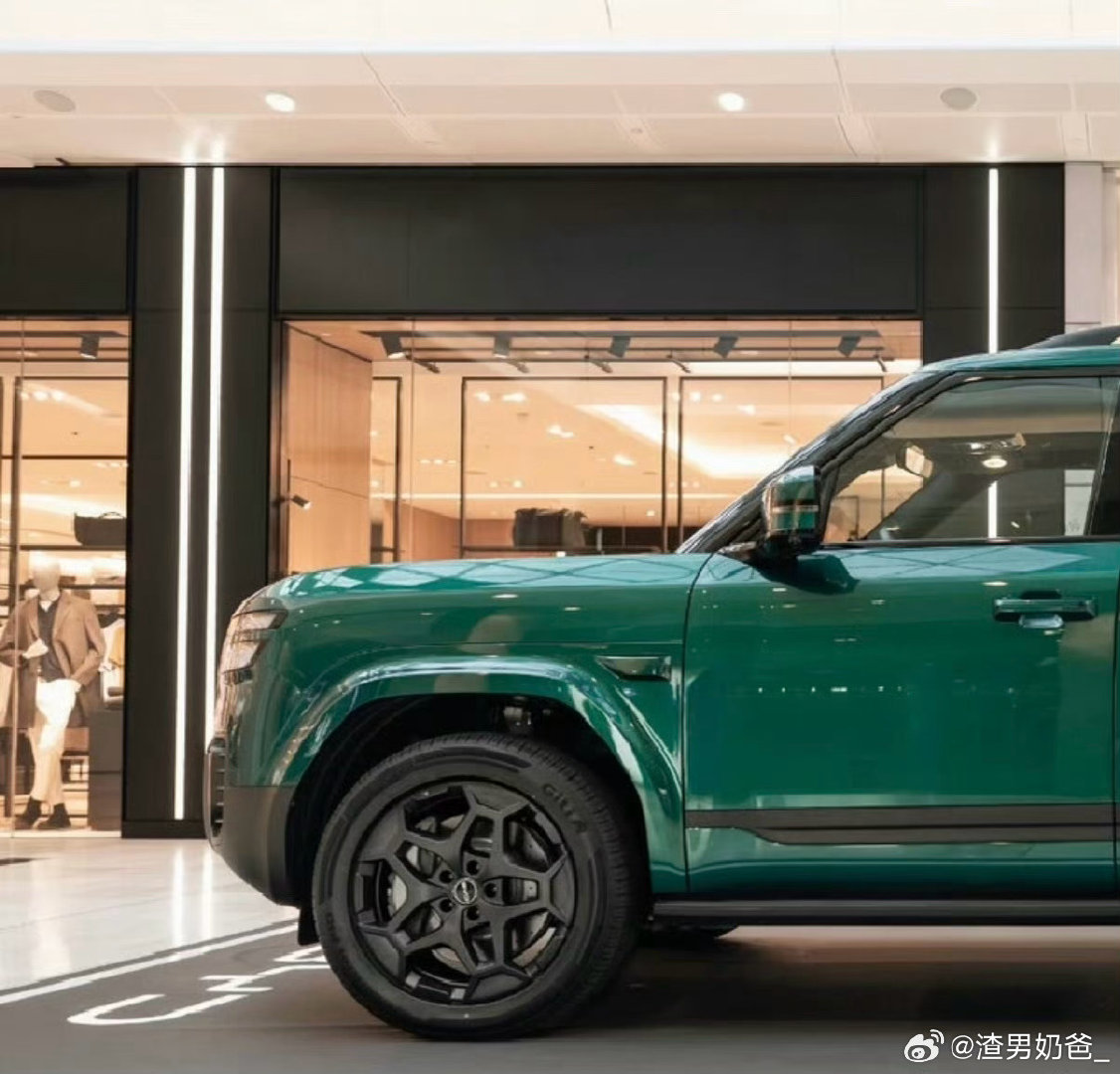 国内叫我钛7，国外请叫我「BYD Ti 7」，大尺寸SUV就得配青峦翠这种亮眼的颜色，这台放在科威特展出的Ti 7，路过的人应该都想看一眼吧。 ​