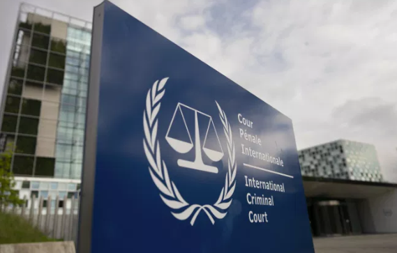 美俄联手围剿，国际刑事法院“穷途末路”！据俄新社消息，美国已经下令制裁国际刑事法院，白宫宣布国际刑事法院是流氓法庭，并指称该法院“迫害美国人”，为此美国将切断资源供应，使得国际刑事法院陷入瘫痪。

要看清这场围剿，先得明白这家法院的分量，国际刑事法院1998年依据《罗马规约》设立，2002年正式运转