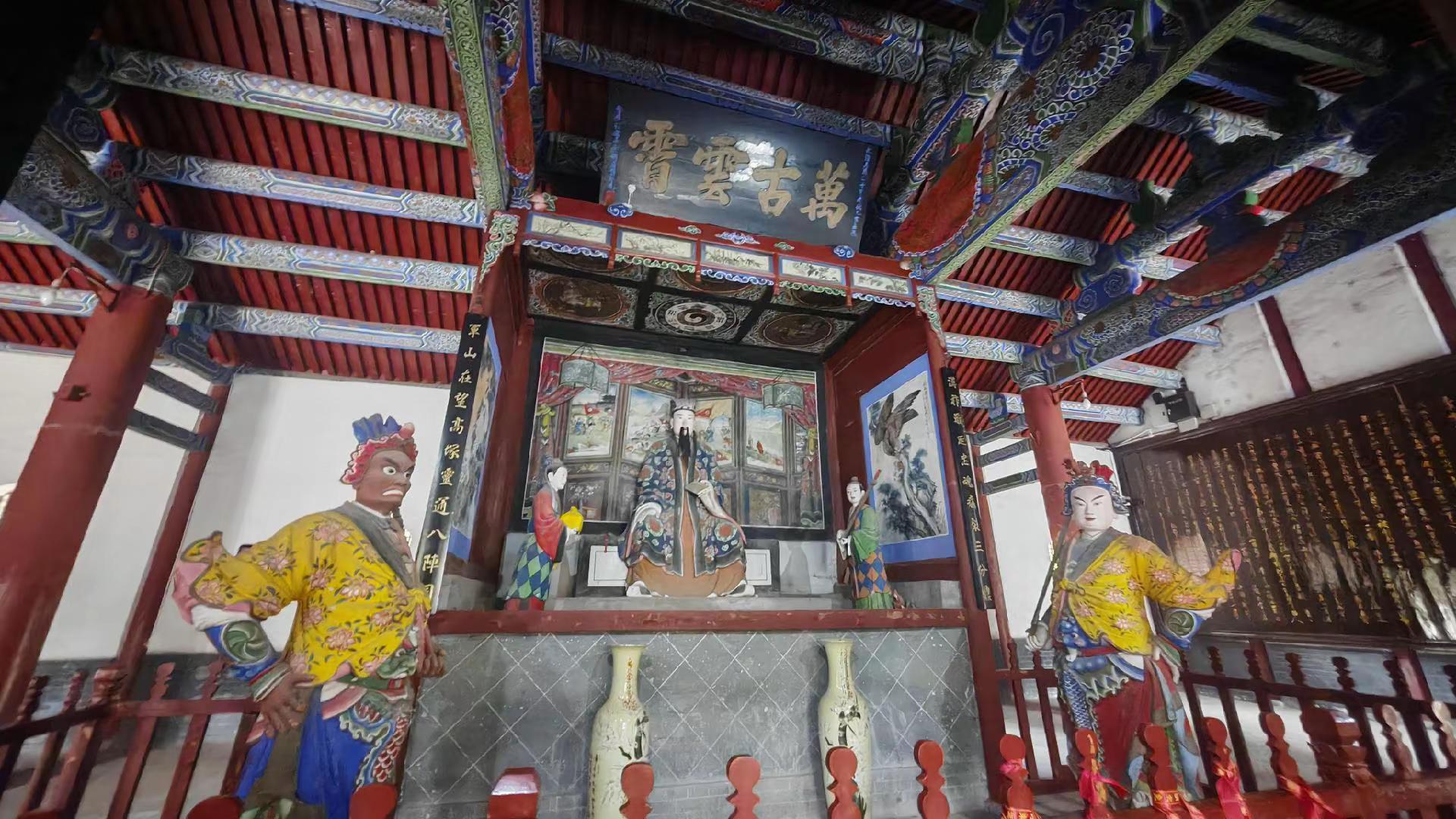 勉县武侯真身墓祠。武侯墓坐落于汉中勉县城南定军山下，是三国蜀汉丞相诸葛亮的真身陵寝，第四批全国重点文物保护单位、国家4A级景区 。