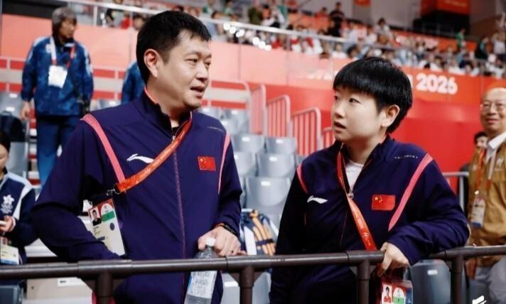 孙颖莎2026中国大满贯女单止步32强，外界只盯着伤病，其实更该看的是她被打穿了舒适区。现场王曼昱把质量和稳定性拉满拿双冠，张本美和砍式发球冷不丁冒出来逼人变节奏，朱思冰从资格赛削进八强，把“老打法也能咬死人”演给全网看。莎莎跟邱贻可磨了这么久，信任不是问题，问题是别人把她的落点、衔接、发接发都拆明