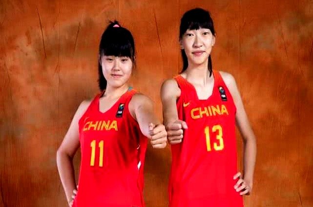 13次三分出手全打铁。没韩旭和李月汝，外线短板终于捂不住了。

现在的后卫线翻不出几张新牌，硬突撕不开防线，投篮频频砸筐。以前双塔在篮下翻江倒海，外线只需站空位等发牌。

如今大腿不在，杨舒予她们跑得大汗淋漓，却只能自己持球啃硬骨头。天赋上限摆在那，换谁来也变不出神投手。

破局解药还得押在张子宇身