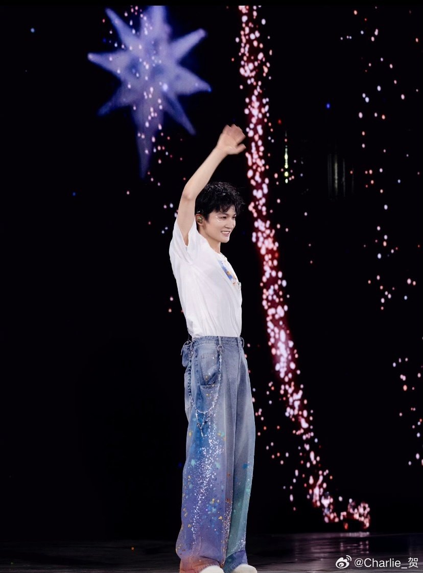#周深[超话]##周深让伴舞捏气球说吉祥话##周深说一起淋过雨会记一辈子##淋雨也挡不住周深玩梗##周深演唱会吃大葱唱好运来##周深雨中全程投入演唱浑身湿透#
宝贝对米米们就是这么真诚又炙热呀
​
