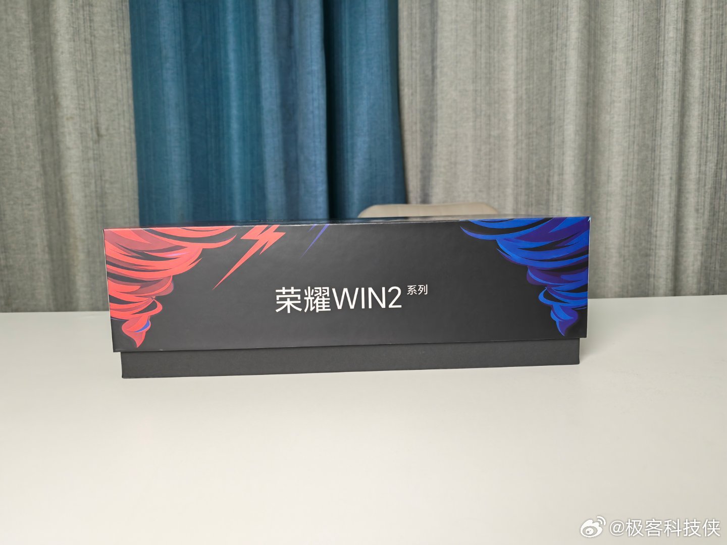 这次荣耀 win2 的邀请函果然很给力！
性能王中王，
散热王中王，
显示王中王，
续航王中王，
期待这次win2的各种王中王！#荣耀win2##荣耀[超话]# ​