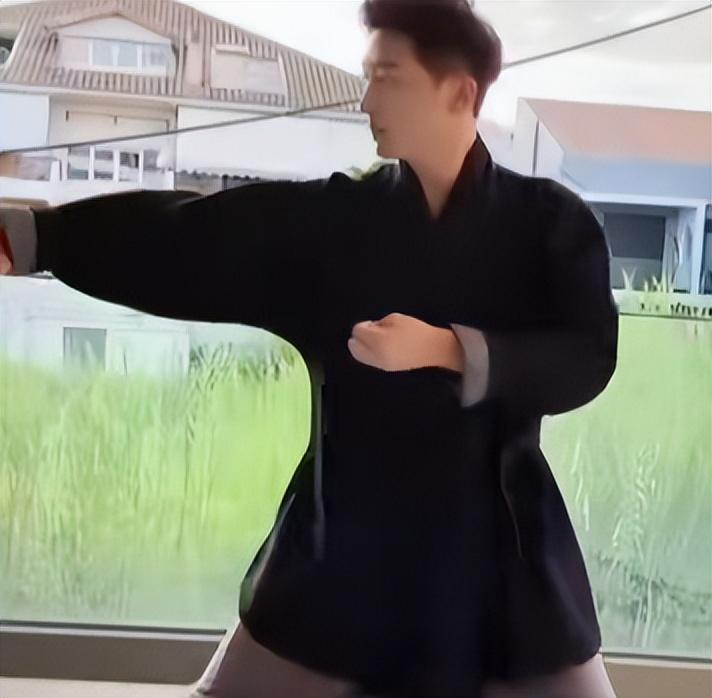 窦骁晒加拿大别墅，院子里长满了草，中秋一个人过，老婆何超莲回娘家陪家人过节了，没有带他一起。