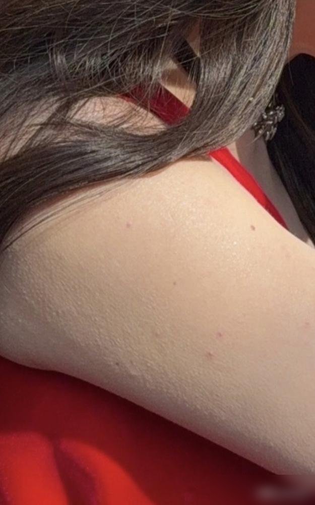 迪丽热巴胳膊上那一串红疙瘩，高清镜头怼着拍，她愣是没遮。

巴黎这场迪奥大秀，别的女明星恨不得把磨皮焊在脸上。她倒好，卡粉卡得明明白白，腋下那点松弛也大大方方露着。镜头扫过去，生图直接往外甩。
有人截图放大，说“这状态也敢出门”。可你细看，她该笑笑，该打招呼打招呼，跟VOGUE主编聊天时还自嘲