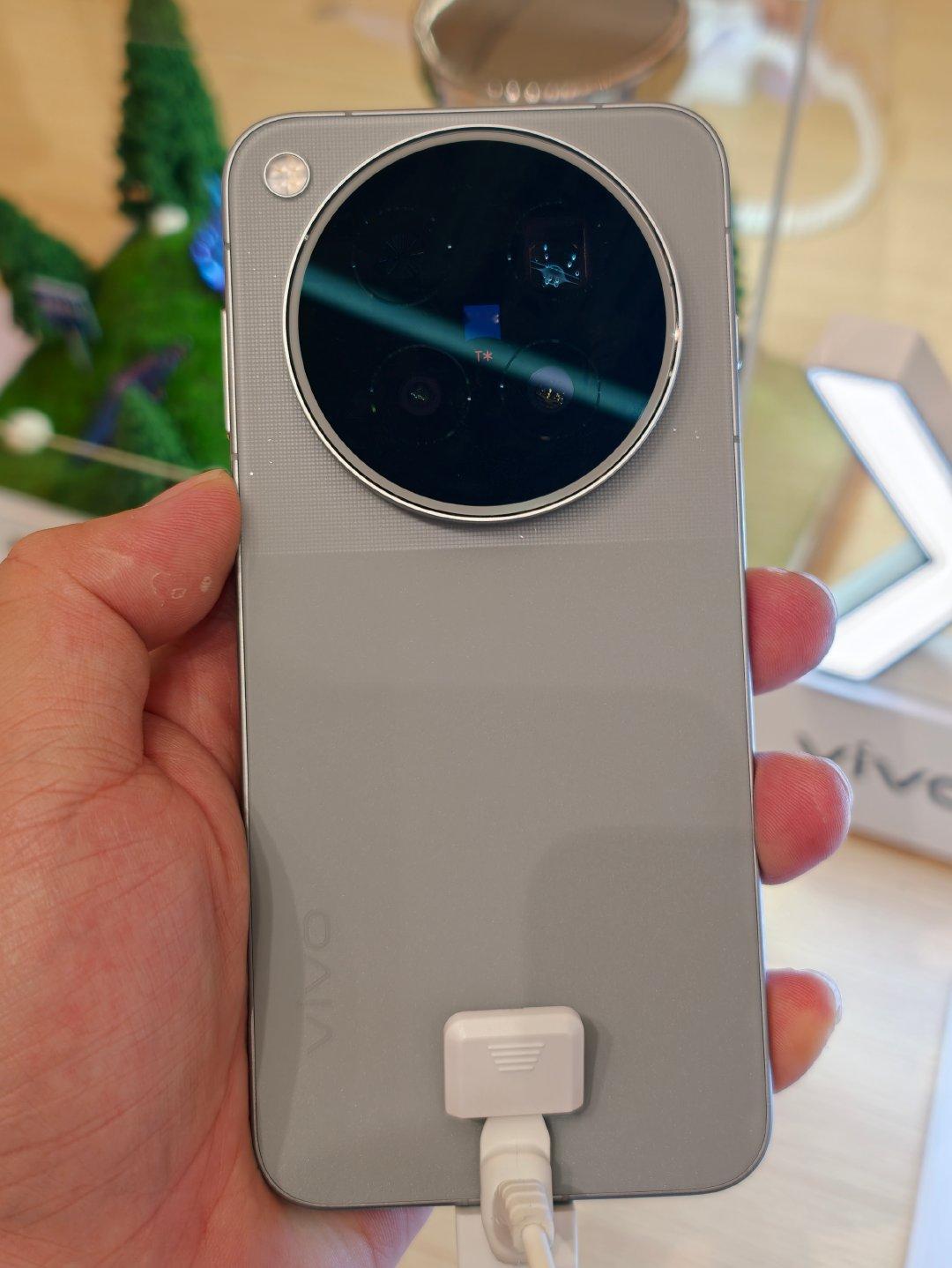 刚去线下门店摸了vivo X500 Pro Max，手感和质感都挺不错得！摄像头模组小了很多，对比X300 Ultra那个大奥利奥，握持舒服太多，拍照再也不会镜头硌手了。上手体验完有点想冲，大家快来劝劝我！ ​