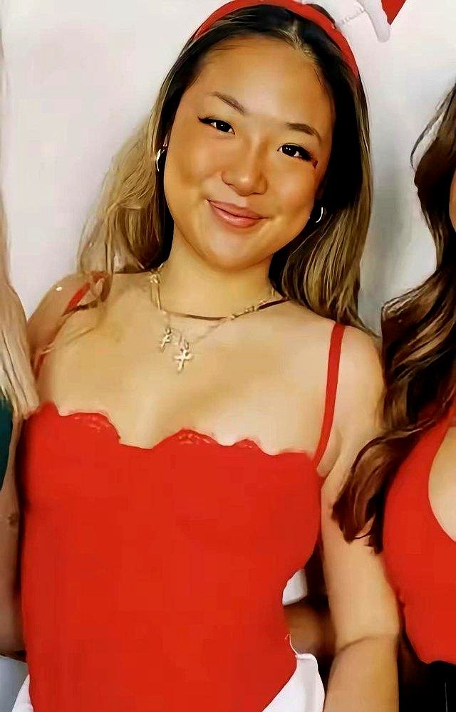 张学友25岁女儿正脸照刷屏，评论区居然吵翻了，一堆人嫌她长得老气、打扮太欧美。

人家爹64岁还在红馆连开324场，安可一口气唱12首，一字马说劈就劈，唱完随手把130万花篮钱全捐了，转头又去给许志安站台。

老子在台上搏命做慈善，女儿根本不用靠脸讨好谁。那种由内而外的松弛感，是真金白银和顶级家教堆