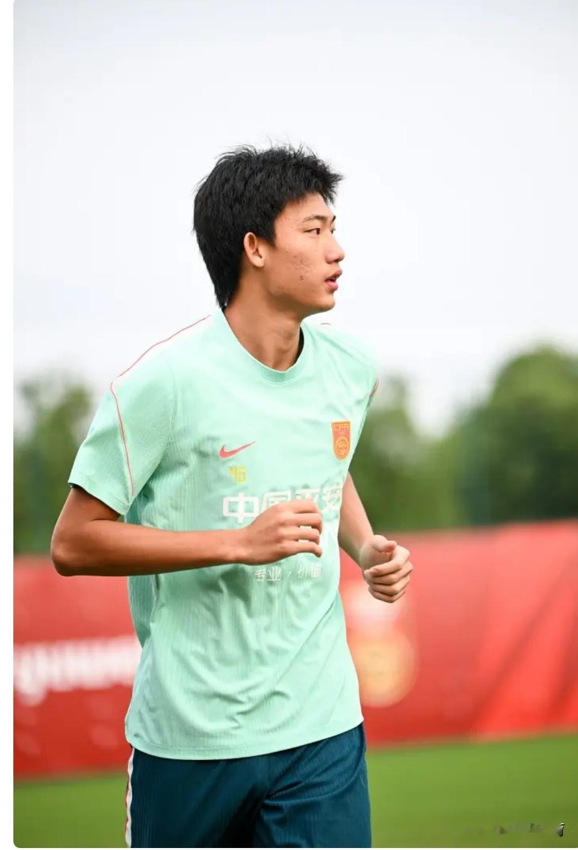 中国男足今天有一场比赛，千万不要因为看亚运会而错过，中国男足本场比赛对手马尔代夫男足，比赛时间9月24日19点35分，本场比赛央视频以及咪咕均有直播，同时本场比赛最大的看点就是17岁国足锋线赵松源能否登场，如果赵松源今天能够登场比赛，其将是国足历史上年龄最小的成年国足球员，中国男足与马尔代夫男足历史