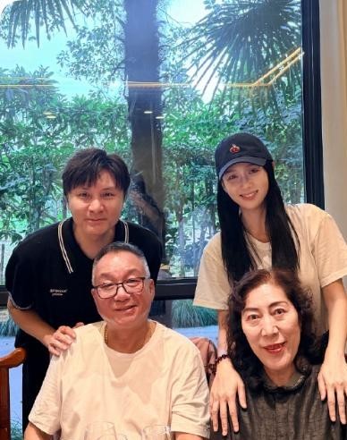 乔任梁父母发了一条动态，回忆儿子去世时手肿得要让工作人员拿花盖住。儿子死了八年，他们还得用这个细节证明他是抑郁症走的。
乔任梁母亲高彩萍在社交平台写得很清楚，网上铺天盖地的遗体照片，这是二次伤害，不想回忆，但是不得不回忆。一个失独母亲，八年之后还得把儿子临终的样子拿出来给人看，就为了让那些传谣的人闭