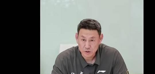 李楠被禁赛三年，解禁后带北京首钢打季前赛，周琦没打，外援布朗没打，赵睿第二场崴脚，三场全赢了。赢完球他没夸赢球，跟年轻球员说：先把防守和抢篮板做好，遇到难处理的球，及时交出去。
三年前那纸罚单，代价是三年加一个名人堂资格
2023年4月17日，中国篮协发布处罚决定。因2022-2023赛季CBA季后