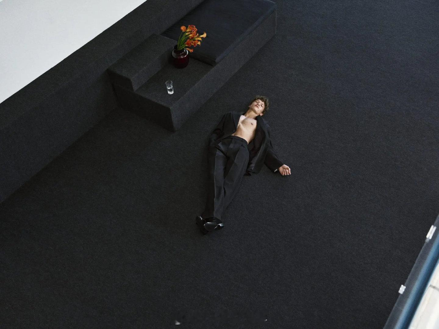 SAINT LAURENT 发布 2026 秋冬系列广告片

由刘雯、Rosé 与 Connor Storrie 出镜演绎。

© The Impression ​