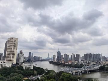 图: 《人于天地中》  今天中午11:30 摄于广州海珠广场星寰大厦8...